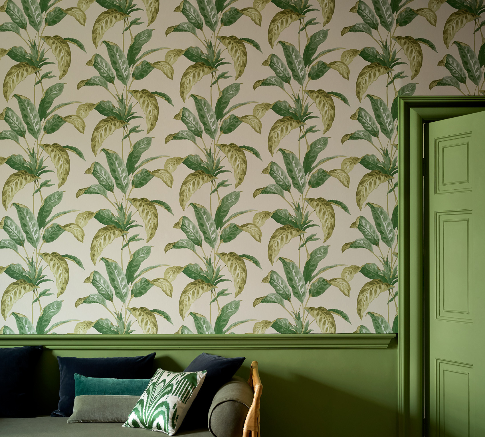 Обои Paint & Paper Library Botany Tropicane Chelsea Green II 0360TRCHELS фото в интерьере
